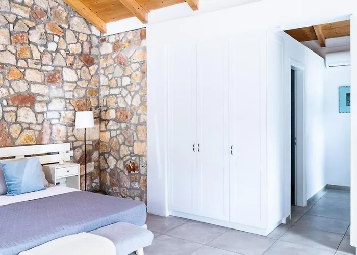 Loutsa Waterside Villa *