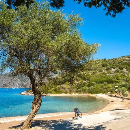 Loutsa Waterside Villa *